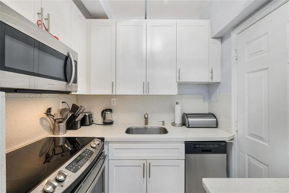 Apartment Spacious 1 Bedroom Next To The Beach!
