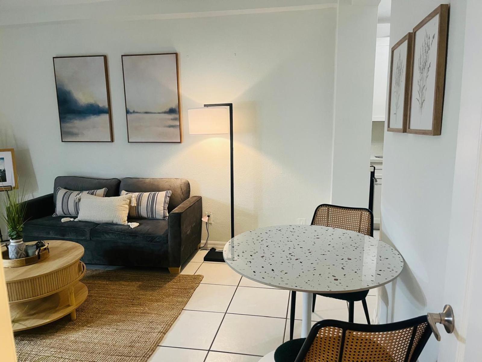 Spacious 1 Bedroom Next To The Beach! Apartment