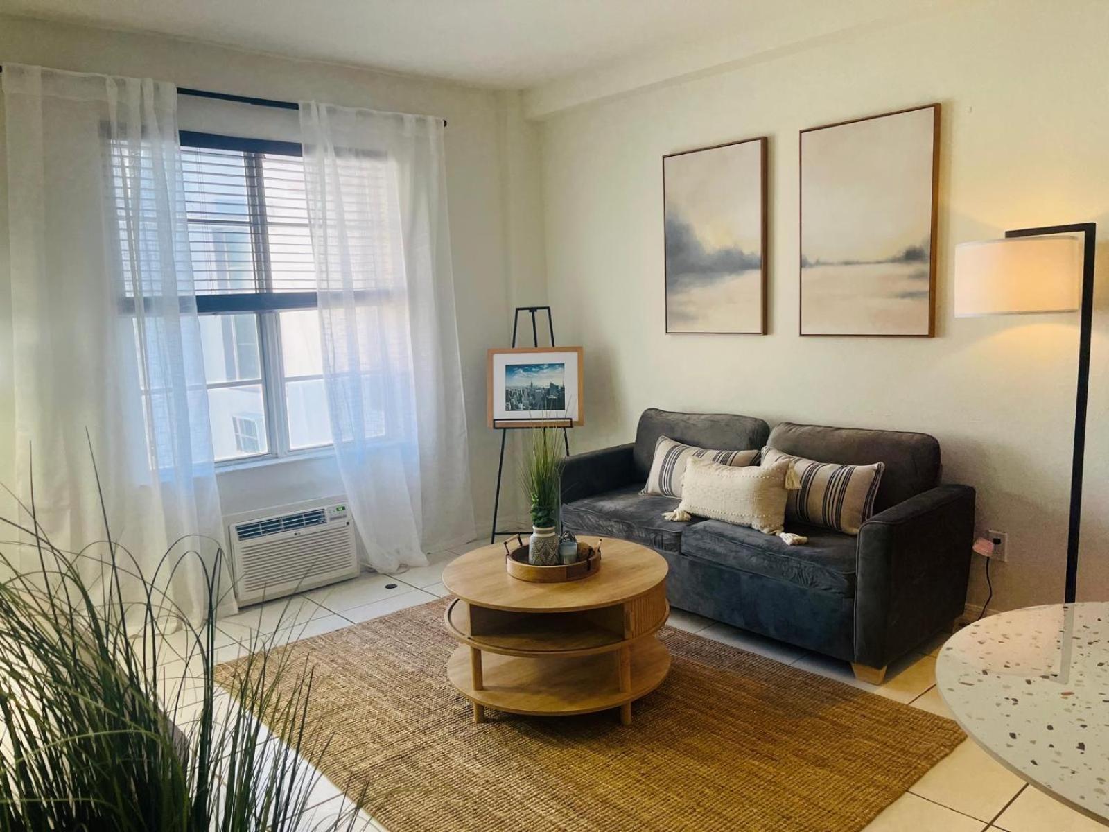 Apartment Spacious 1 Bedroom Next To The Beach!